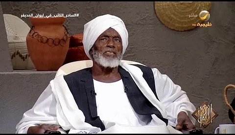 ساحرٌ تائبٌ يروي قصته مع عقرب بحجم "الهيلوكبتر" وسحر مباراة الهلال