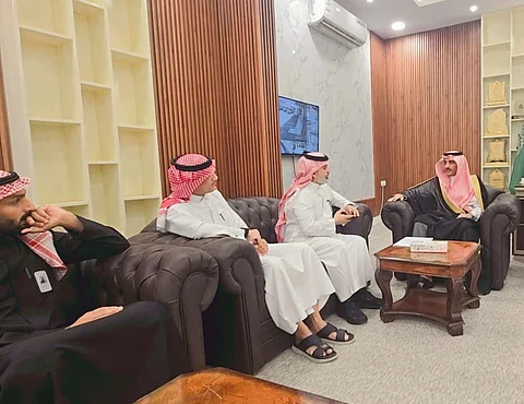 محافظ صامطة يناقش مع مدير برنامج المدن الصحية تطبيق المعايير بالمحافظة