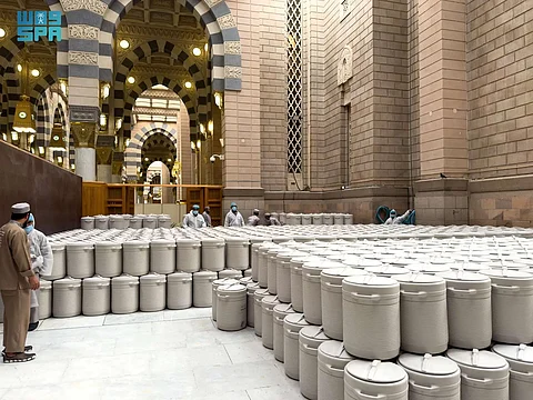 300 طن من ماء زمزم لقاصدي المسجد النبوي يومياً في شهر رمضان