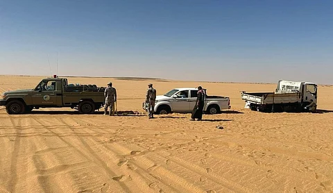 دوريات حرس الحدود بشرورة تُنقذ مركبتَيْن علقتا في الكثبان الرملية