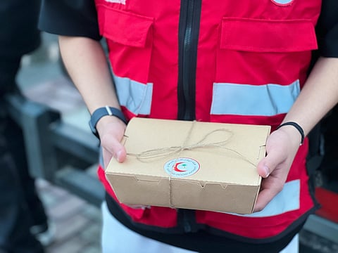 بمشاركة 35 متطوعًا.. الهلال الأحمر بالباحة يُوزِّع وجبات إفطار صائم في الإشارات المرورية