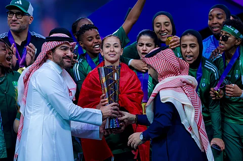 على حساب القادسية .. نائب وزير الرياضة يتوج الأهلي بكأس الاتحاد السعودي للسيدات