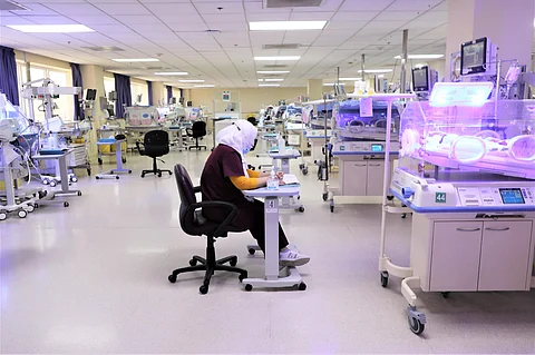 بعد رحلة طبية ملهمة.. مستشفى المدينة ينقذ حياة الطفلة عائشة بعد 102 يوم في الحضانة