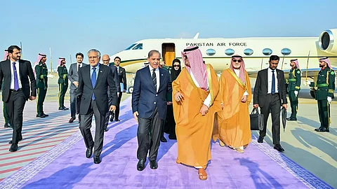 رئيس الوزراء الباكستاني يصل جدة ونائب أمير مكة في استقباله