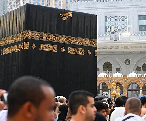 شاهد.. الكعبة المشرفة تغتسل بمياه الأمطار وسط أجواء روحانية
