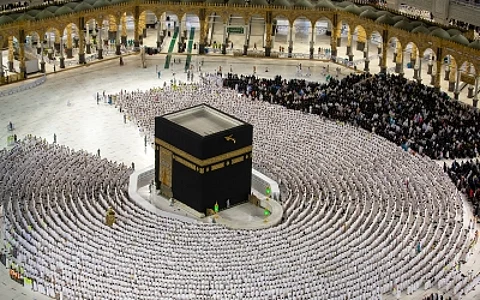 شاهد.. صحن المطاف يفيض بالمعتمرين وسط أجواء إيمانية في 20 رمضان