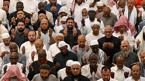 بالصور.. المسجد الحرام يتزيَّن بدموع الخاشعين القائمين
