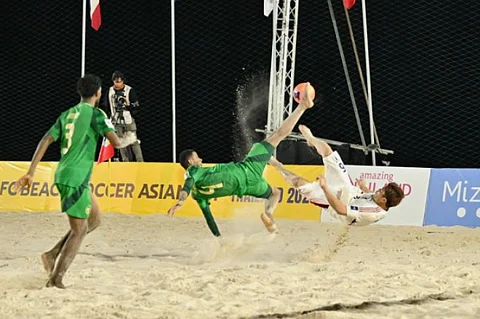 جانب من لقاء المنتخب السعودي الأول لكرة القدم الشاطئية مع نظيره الياباني