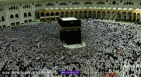 "وَإِذْ جَعَلْنَا الْبَيْتَ مَثَابَةً لِّلنَّاسِ وَأَمْنًا".. صحن المطاف يفيض بخشوع المعتمرين في 22 رمضان