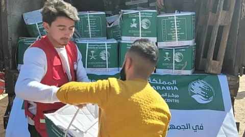 مركز الملك سلمان للإغاثة يُوزِّع 259 سلة غذائية في "شنشار" بمحافظة حمص