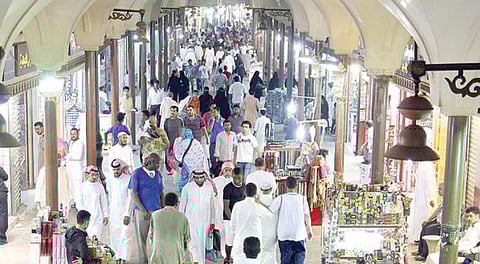 تقرير "في إجازة العيد" 84 % من السعوديين يزورون أقاربهم و79 % منهم إلى التسوق و41 % للترفيه