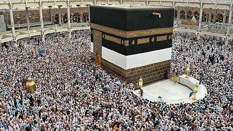 في صباح 23 رمضان.. مشاهد مهيبة لانسيابية الطواف حول الكعبة المشرّفة