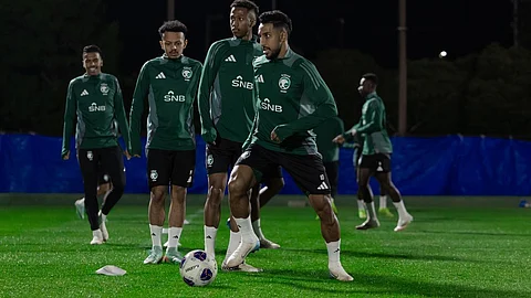 لاعبو المنتخب السعودي الأول لكرة القدم خلال التدريبات