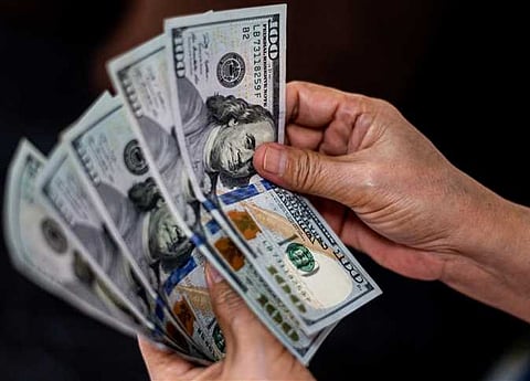 الذهب يتراجع مع ارتفاع الدولار إلى 3022.21 دولار للأوقية