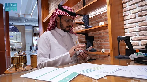 مخالفات وإنذارات.. "الموارد البشرية" تكثف جولاتها الرقابية لضبط سوق العمل