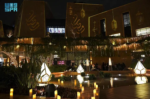 الخيم الرمضانية في الرياض تجسّد قيم الضيافة وتعزز الترابط الاجتماعي في ليالي الشهر الكريم