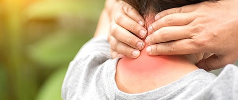 طرق فعالة لتخفيف آلام الرقبة والمفاصل وتحذيرات من تمارين قد تضر المرضى