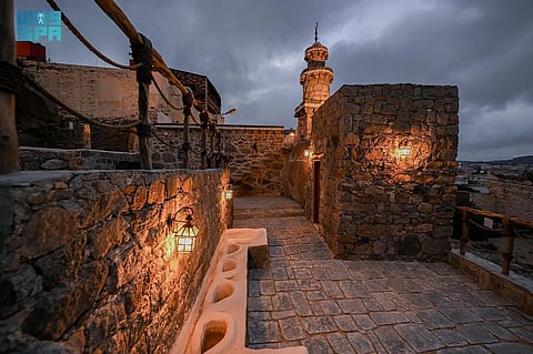 بأحجار السروات ونقوش العرعر.. مشروع الأمير محمد بن سلمان يجدّد مسجد الصفا بعد 13 قرنًا