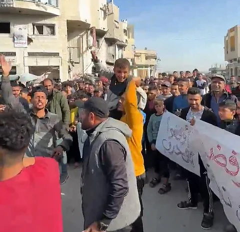 بالفيديو: احتجاجات غاضبة في غزة تطالب بوقف الحرب.. وتهتف: "حماس برا برا"