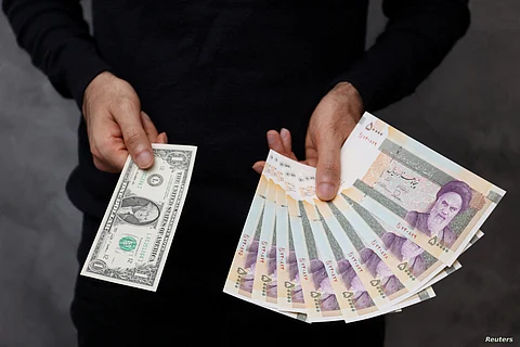 الريال الإيراني يواصل النزيف.. "تهاوي قياسي للعملة" وسط تصعيد العقوبات الأمريكية