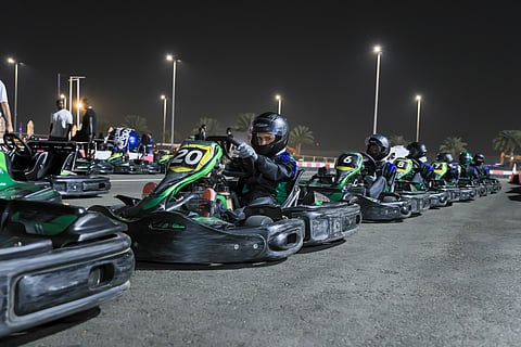 أبناء الجمعيات الخيرية بجدة يمارسون تجربة الكارتينج على حلبة الكورنيش