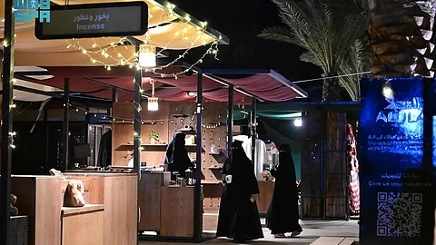 شاهد سوق المنشية في العُلا.. وجهة تراثية تجمع الحرف اليدوية والمنتجات المحلية
