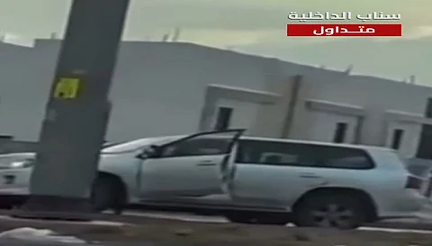 دوريات الأمن بالرياض تضبط مواطنًا أطلق النار على 3 مركبات واستولى على إحداها محاولاً الفرار بها