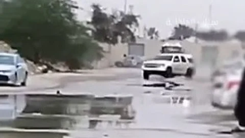 "غرامة ومصادرة والسجن وارد".. مرور الرياض يضبط مفحطاً عرّض حياته والآخرين للخطر