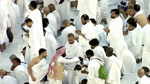 شاهد من الحرم المكي.. تقديم القهوة السعودية للصائمين عند الإفطار