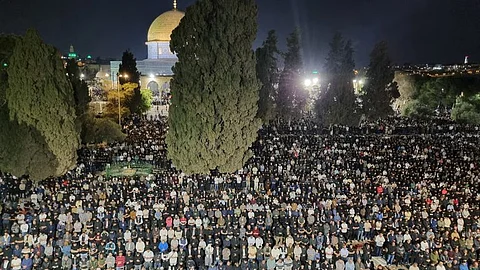 180 ألف مُصلٍّ يؤدون صلاتَيْ العشاء والتراويح في المسجد الأقصى