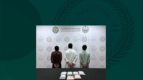 القبض على 3 مقيمين بالرياض لترويجهم 5.3 كيلوجرام من مادة الشبو المخدر