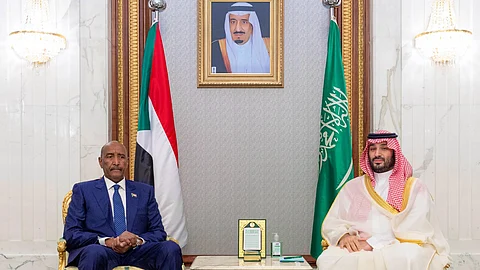 الأمير محمد بن سلمان مستقبلًا رئيس مجلس السيادة السوداني الفريق الأول ركن عبدالفتاح البرهان