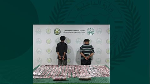 "مكافحة المخدرات" في تبوك تقبض على شخصَيْن لترويجهما مواد مخدرة