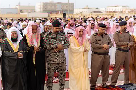 محافظ الليث عمران الزهراني يؤدي صلاة عيد الفطر مع جموع المصلين
