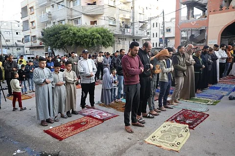 الفلسطينيون في غزة يؤدون صلاة عيد الفطر وسط قصف متواصل من الاحتلال الإسرائيلي