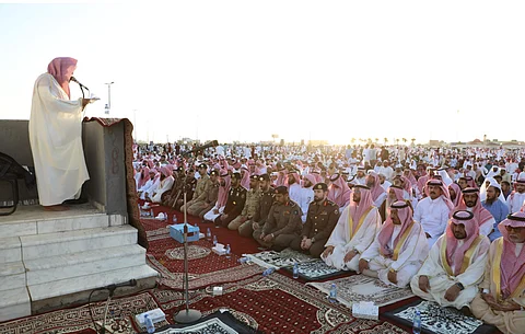 محافظ شرورة يؤدي صلاة العيد بحضور مدراء إالحكومية والأهالي بالمحافظة 