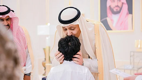 أمير الباحة يشارك أيتام المنطقة فرحة العيد