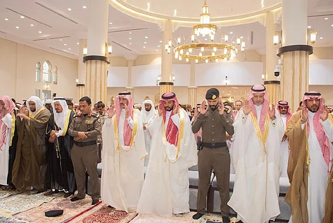 محافظ صامطة يؤدي صلاة عيد الفطر المبارك وسط جموع المصلين