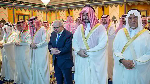 الأمير محمد بن سلمان يؤدي صلاة عيد الفطر مع جموع المصلين بالمسجد الحرام