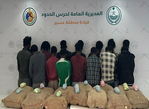 الإطاحة بـ21 مخالفًا لتهريبهم 337 كيلوجرامًا من نبات القات المخدر بعسير وجازان
