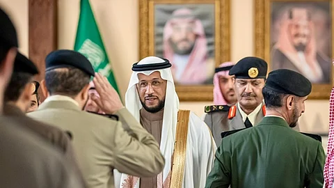 نائب أمير عسير يتقدم جموع المصلين ويستقبل المهنئين بعيد الفطر