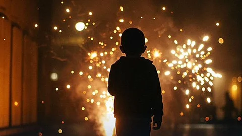 "الدفاع المدني" يحذر: الألعاب النارية خطر يهدد سلامة الأطفال