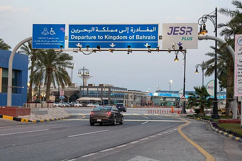 جسر الملك فهد.. شاهد تدفُّق المسافرين بانسيابية بالرغم من زحام العيد
