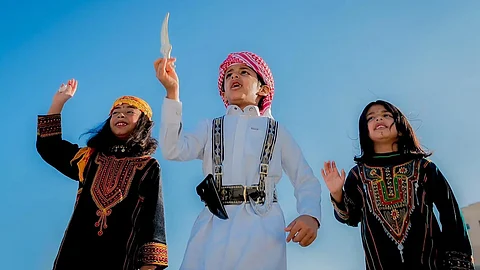 "العرضة" تتألق في صدارة الفنون الشعبية لأهالي الباحة احتفالاً بعيد الفطر