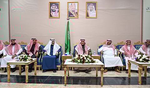 أمير تبوك يلتقي أهالي تيماء وينقل لهم تحيات وتقدير "القيادة"