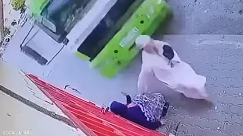 في "فاس" المغربية.. شاحنة تفقد السيطرة وتدهس سيدة أمام الكاميرات