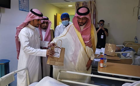 "ارتقاء" تُعايد المرضى المنوَّمين بمستشفى أضم العام وتُشاركهم فرحة العيد