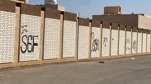 تشويه بصري على سور مدرسة بالرياض.. وكاميرات مسجد مجاور توثق الواقعة