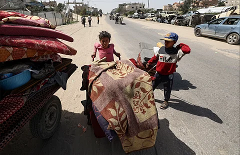 بذريعة استرداد الرهائن.. "نتنياهو" مستمر في تمزيق غزة والاستيلاء على أراضيها