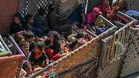 باكستان تطلق حملة لترحيل لاجئين أفغان